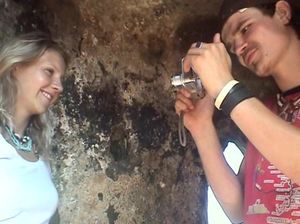 18-летняя блондинка сосется с парнем и лижет его соски после прогулки