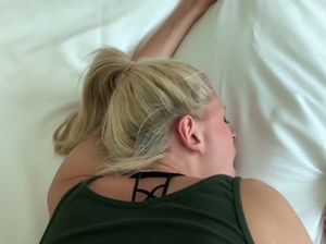 Выебал стройную немецкую блондинку в лысую пизду в отеле от первого лица