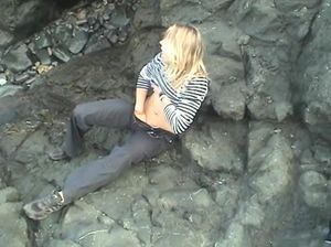 Красивая 18-летняя блондинка мастурбирует на улице на любительскую камеру