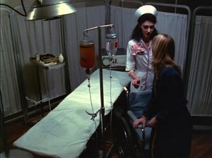 Извращенные мужики и телочки делают клизмы в больнице и ебутся