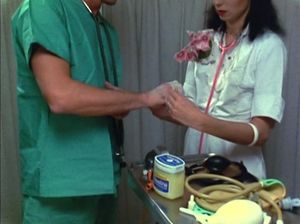 Извращенные мужики и телочки делают клизмы в больнице и ебутся