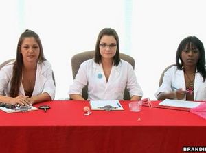 Молодые интерны трахаются с парнями и собирают сперму для отчета