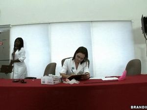 Молодые интерны трахаются с парнями и собирают сперму для отчета