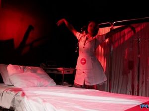 Красивая мулатка в униформе медсестры сексуально позирует на камеру