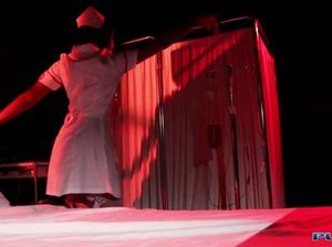 Красивая мулатка в униформе медсестры сексуально позирует на камеру