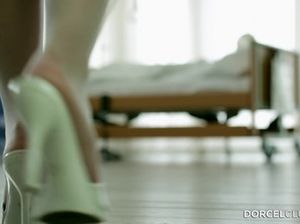 Две медсестры в белых чулках сосут пациенту и дают в анал и киски