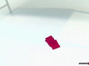 Роскошная медсестра с большими упругими сиськами позирует голой на кушетке