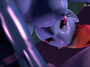 Синяя футанари пони с огромным членом трахает подружку из мультика