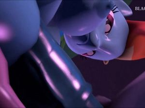 Синяя футанари пони с огромным членом трахает подружку из мультика