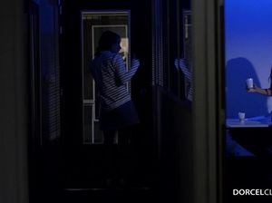 Две похотливые медсестры скачут на члене пациента в ночную смену ЖМЖ