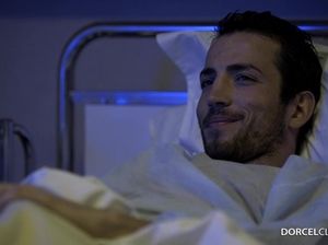 Две похотливые медсестры скачут на члене пациента в ночную смену ЖМЖ