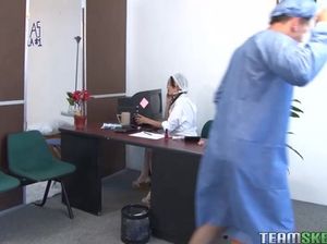 Латинка медсестра в белых чулках после минета отдается в киску