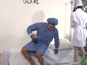 Латинка медсестра в белых чулках после минета отдается в киску