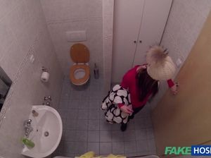 Похотливый доктор и пациентка занялись сексом на скрытую камеру