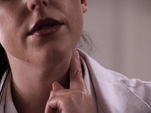 Красивая грудастая врач вылечила девчонку лесбийскими ласками