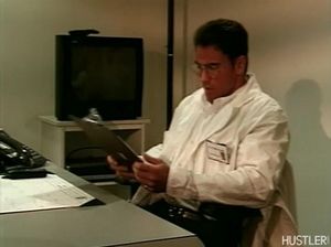 Врач на столе долбит влажную киску симпатичной пациентки