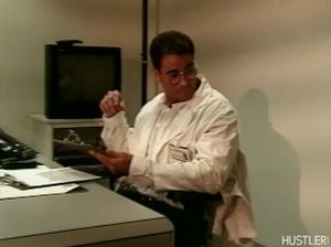 Врач на столе долбит влажную киску симпатичной пациентки