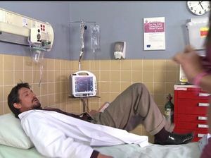 Бородатый врач в больнице долбит письку безотказной классной пациентки