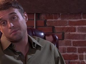 Пожарный страстно ебет сексапильную медсестру с большими сиськами