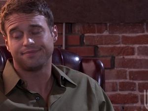 Пожарный страстно ебет сексапильную медсестру с большими сиськами