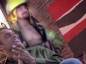 Пожарный страстно ебет сексапильную медсестру с большими сиськами