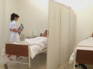Пациенты устроили двойное проникновение смазливой медсестре во время осмотра