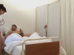 Пациенты устроили двойное проникновение смазливой медсестре во время осмотра