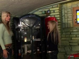 Горячая лесбиянка с большими сиськами лижет киску подруги в костюме медсестры