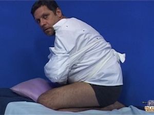 Молодая очкастая медсестра ебется с пожилым пациентом в палате