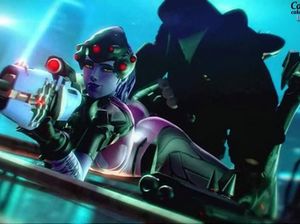 Роковая вдова из видеоигры Overwatch принимает член темного ассасина