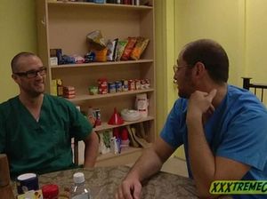 Два ошалелых врача трахают свою молодую пациентку по очереди в пизду