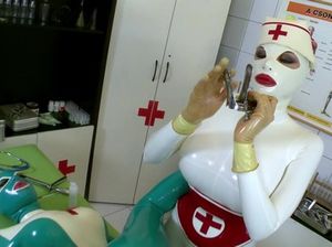 Медсестры лесбиянки в латексе занялись сексом в палате больницы