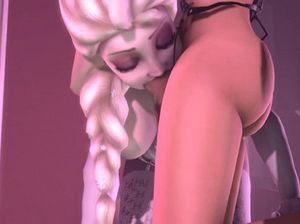 Девушка блондинка красиво сосет член горячего транса