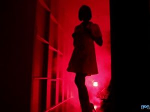 Жгучая медсестра ласкает свою киску и дрочит член пациента