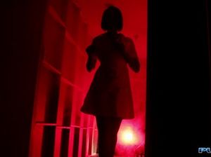 Жгучая медсестра ласкает свою киску и дрочит член пациента
