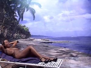 Мужчины карлики вдвоём долбят красивую негритянку на экзотическом пляже