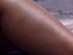 Мужчины карлики вдвоём долбят красивую негритянку на экзотическом пляже