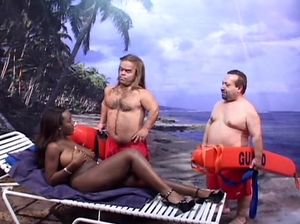 Мужчины карлики вдвоём долбят красивую негритянку на экзотическом пляже