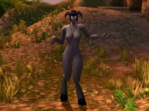 Женщина чудовище танцует голая на природе и светит бритой писькой