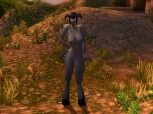 Женщина чудовище танцует голая на природе и светит бритой писькой