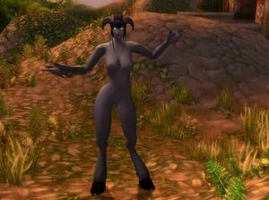 Женщина чудовище танцует голая на природе и светит бритой писькой