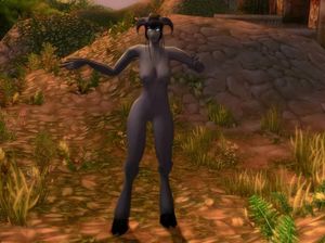 Женщина чудовище танцует голая на природе и светит бритой писькой