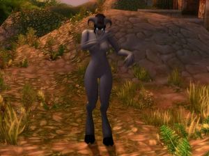 Женщина чудовище танцует голая на природе и светит бритой писькой