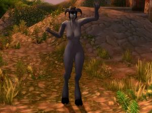 Женщина чудовище танцует голая на природе и светит бритой писькой