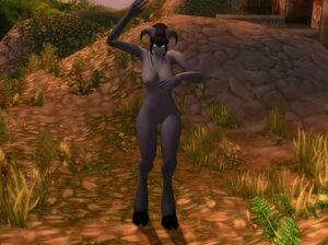 Женщина чудовище танцует голая на природе и светит бритой писькой