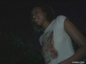 Белые мужики развели на секс молодую негритянку с маленькими сиськами