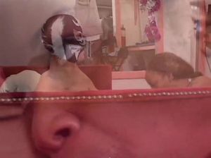 Белый мускулистый карлик в маске страстно отодрал высокую негритянку