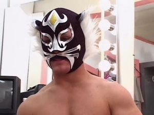 Белый мускулистый карлик в маске страстно отодрал высокую негритянку
