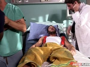Пациент жестко жарит в анал горячую медсестру в больнице