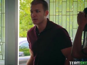 Негритянские мама и дочка трахаются вдвоем с белым молодчиком ЖМЖ